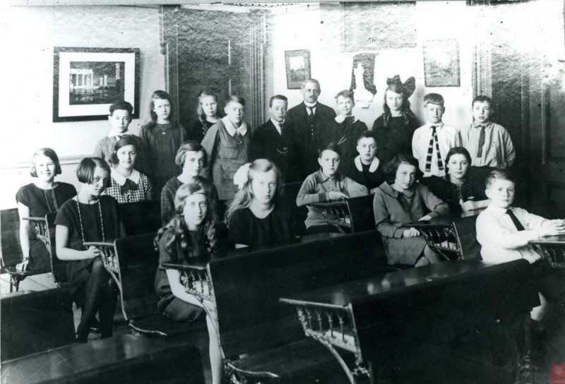 Bekijk detail van "De scholen zijn weer begonnen. Scholen in Overijssel vanaf 1890"