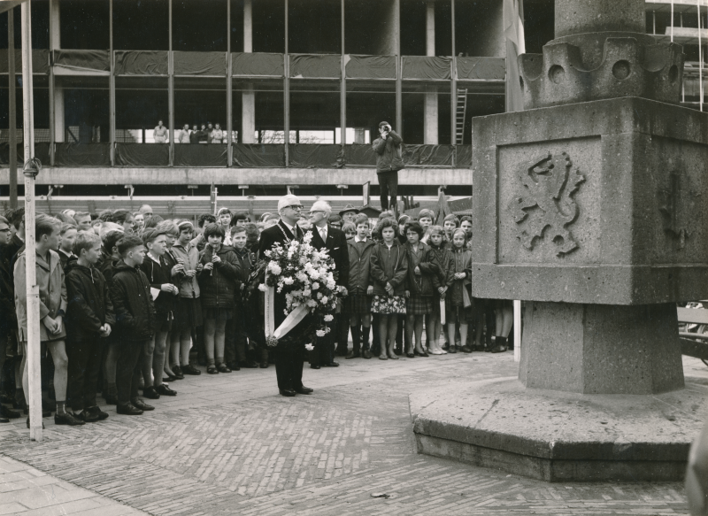 Bekijk detail van "Kranslegging bevrijdingsmonument op Marktplein"