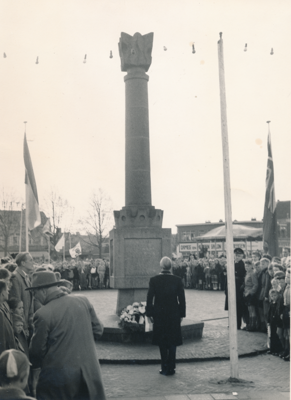 Bekijk detail van "Kranslegging bij bevrijdingsmonument op Marktplein"