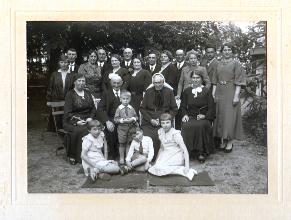 Bekijk detail van "Familiefoto van de familie Stroot van de Ganzenmarkt."