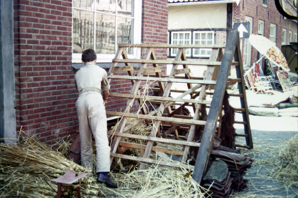 Bekijk detail van "Demonstratie van het dokken van een dak met stro  op de Siepelmarkt ."