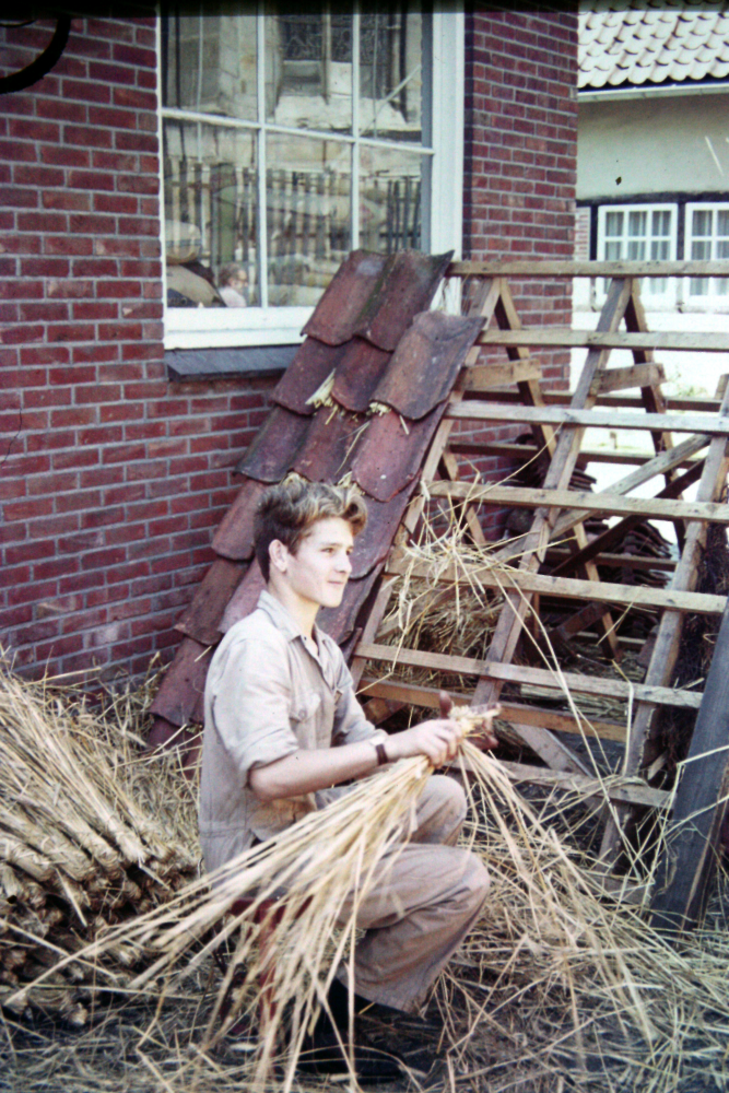 Bekijk detail van "Demonstratie van het dokken van een dak met stro  op de Siepelmarkt ."