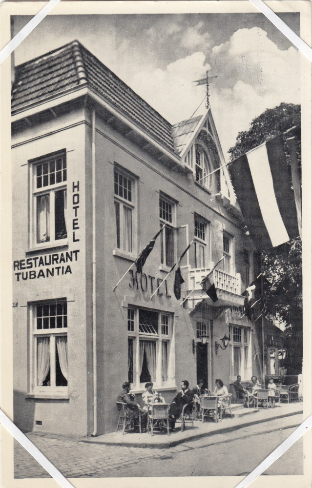 Bekijk detail van "Hotel Tubantia met gezellig zitje aan de straatzijde."