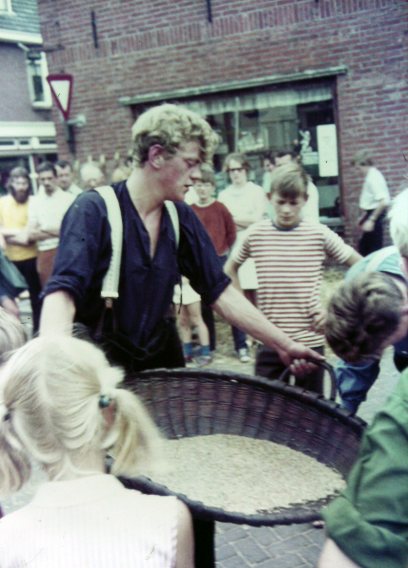 Bekijk detail van "Met de wanne wordt de kaf van het <span class="highlight">koren</span> gescheiden tijdens een demonstratie van oude ambachten op de Siepelmarkt:"