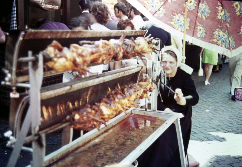 Bekijk detail van "De slager heeft haantjes aan de gril tijdens de Siepelmarkt."