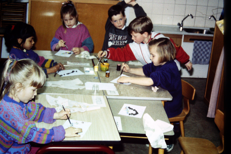 Bekijk detail van "Schoolkinderen creatief bezig in een les over de Ootmarsumse palmpasen."