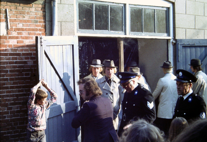 Bekijk detail van "Vlöggeln rondom de stiepel van de schuur van Bank aan de <span class="highlight">Kloosterstraat</span>."