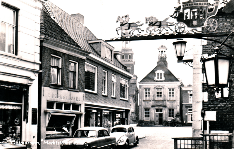 Bekijk detail van "Doorkijkje Marktstraat in de jaren zestig."