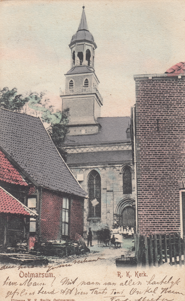 Bekijk detail van "Een doorkijkje door de Oude Wemestraat richting r.-k. kerk met zuidingang."