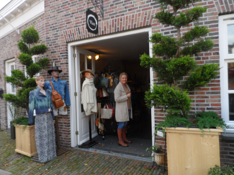 Bekijk detail van "Winkel Vian aan de Gasthuisstraat."