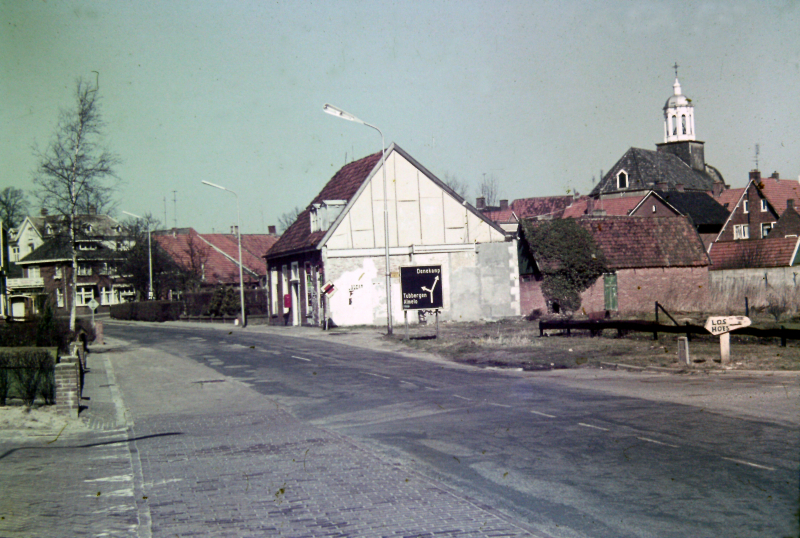 Bekijk detail van "Linker gedeelte van <span class="highlight">het</span> oude pand Tenniglo aan de Oldenzaalsestraat."