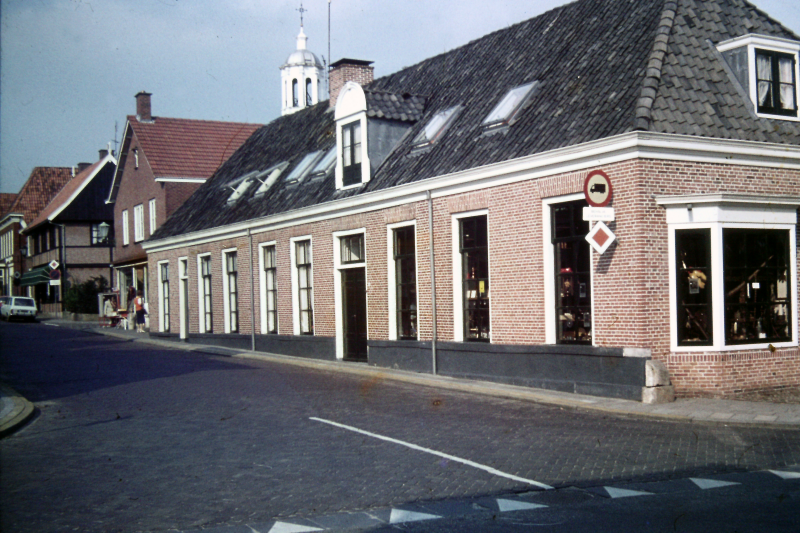 Bekijk detail van "”Pand Tenniglo” met showroom meubelmakerij en antiekhandel Tenniglo."