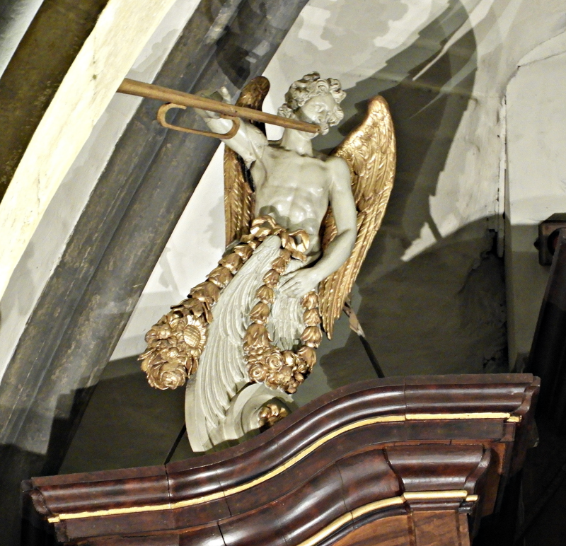 Bekijk detail van "Ornament 'engel met fluit' op  het orgel in de r.-k. Kerk Ootmarsum."