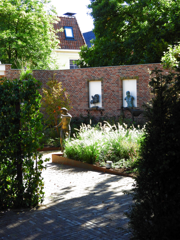 Bekijk detail van "Binnenplaats met tuin aan de achterzijde pand Marktstraat 5."