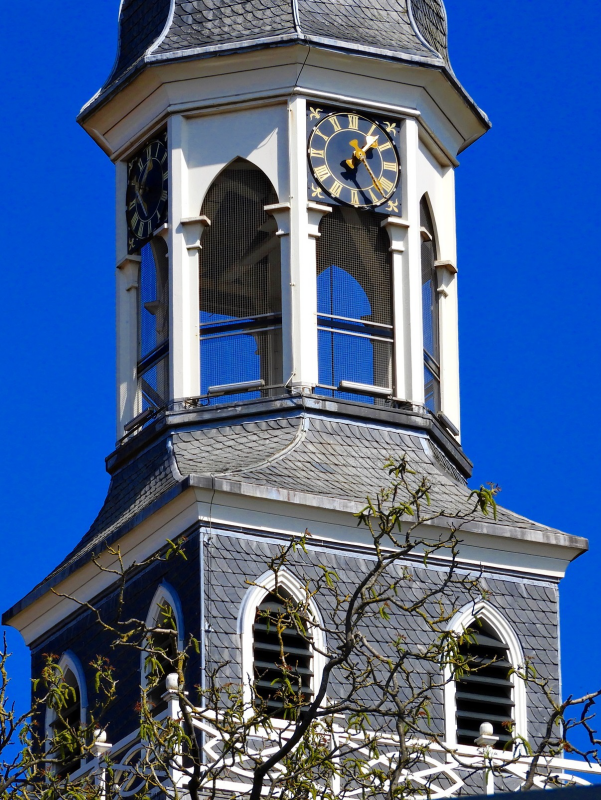 Bekijk detail van "Close up van de toren van de r.-k. kerk HH Simon en Judas."