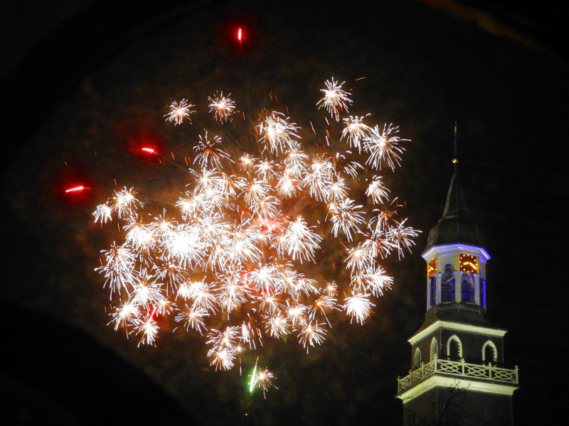 Bekijk detail van "De toren van de r.-k. kerk verlicht met vuurwerk!"