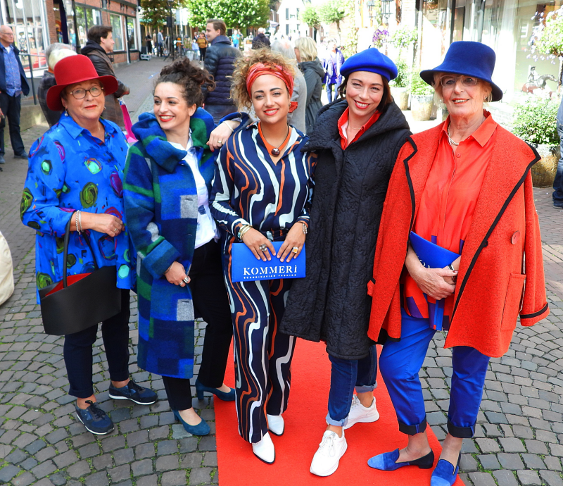 Bekijk detail van "Fashion-sunday van de modezaken in Ootmarsum."