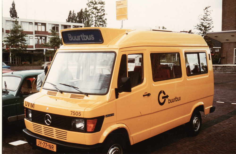 Bekijk detail van "HV40275: De Buurtbus op het <span class="highlight">Stephanusplein</span> in Hardenberg."