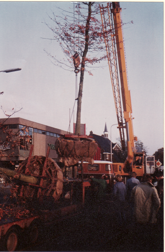 Bekijk detail van "HV40276: Het Planten van bomen op het <span class="highlight">Stephanusplein</span> in Hardenberg."