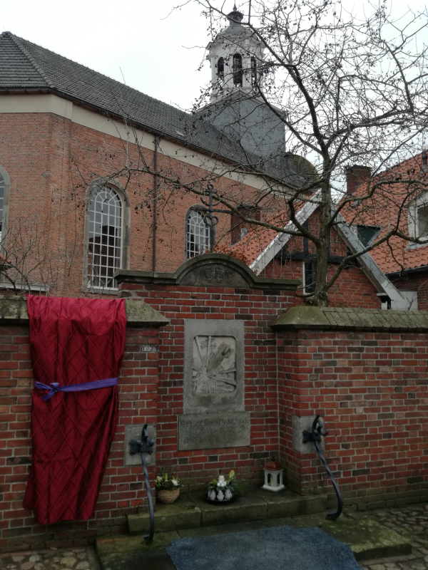 Bekijk detail van "Het oorlogsmonument op het Bergplein met links ernaast de te onthullen herinneringsplaquette."