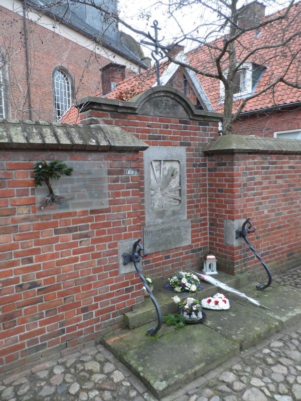 Bekijk detail van "Het oorlogsmonument op het Bergplein met links ernaast de herinneringsplaquette."