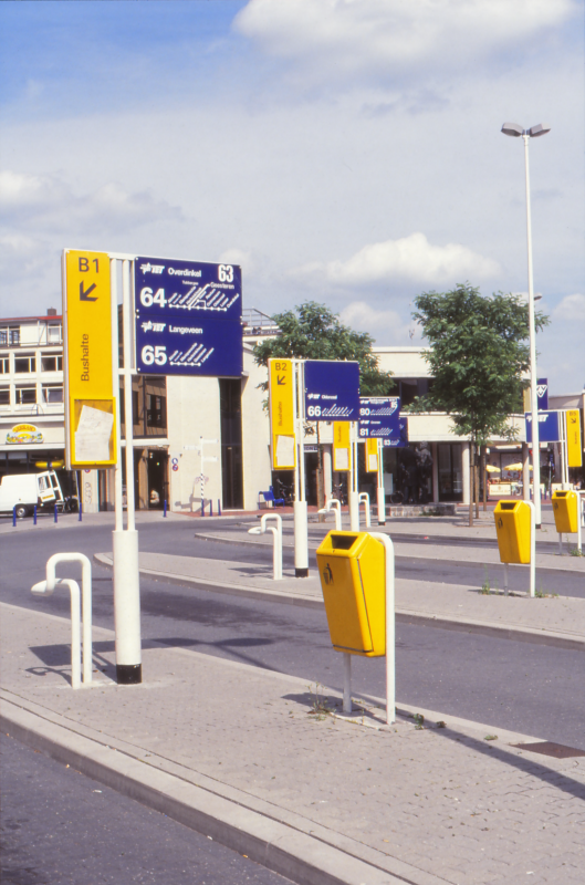 Bekijk detail van "Busstation Wierdensestraat"