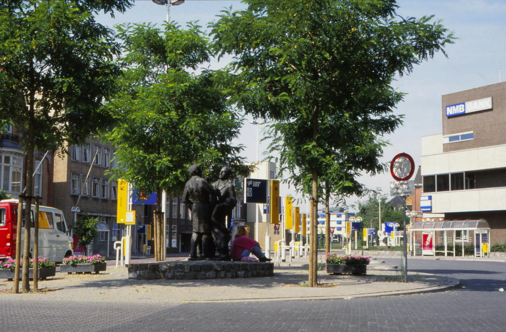 Bekijk detail van "Busstation Wierdensestraat"