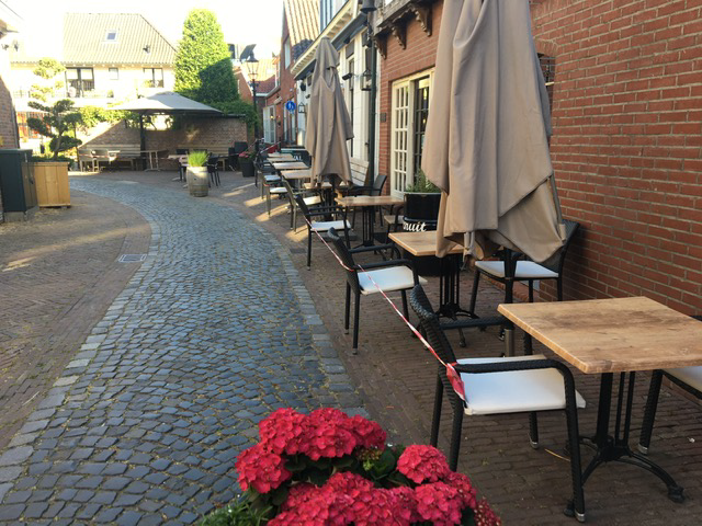 Bekijk detail van "Het terras van Bistro De Wal is ingericht volgens de coronarichtlijnen."