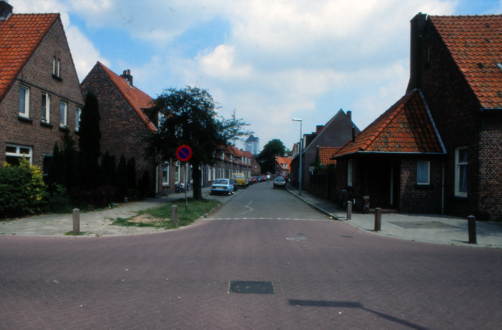 Bekijk detail van "Woningen Zwanebloemstraat"