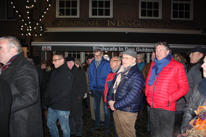 Bekijk detail van "Inwoners van Ootmarsum zingen samen met de nachtwacht het Nieuwjaarslied."