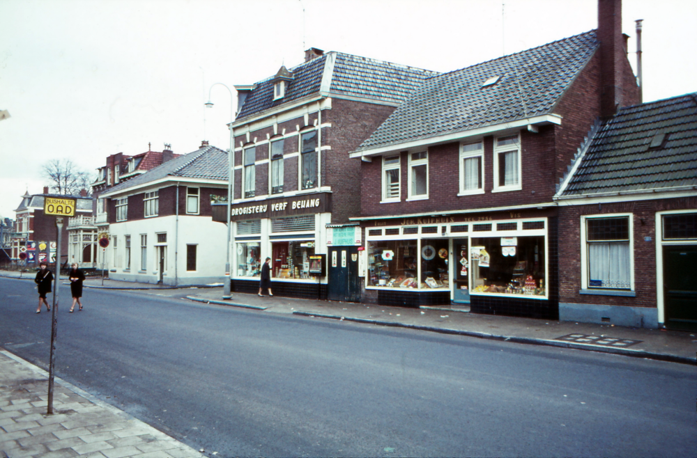 Bekijk detail van "Winkeliers Wierdensestraat"