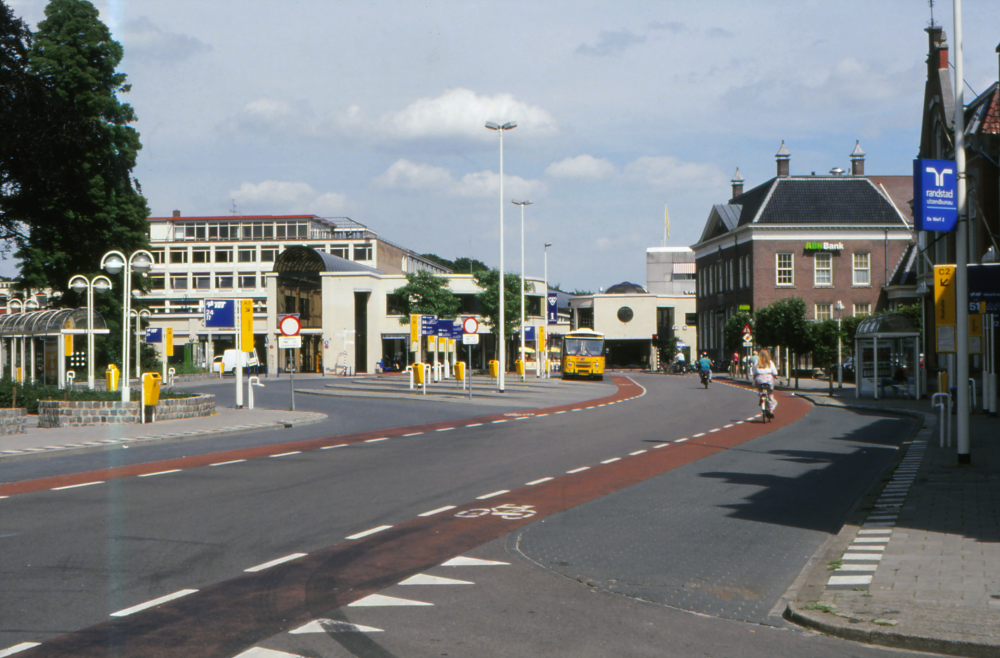 Bekijk detail van "Busstation Wierdensestraat"