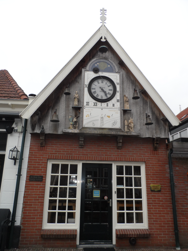 Bekijk detail van "Voormalig museum Chronomium  met prachtige uurwerk aan de gevel."