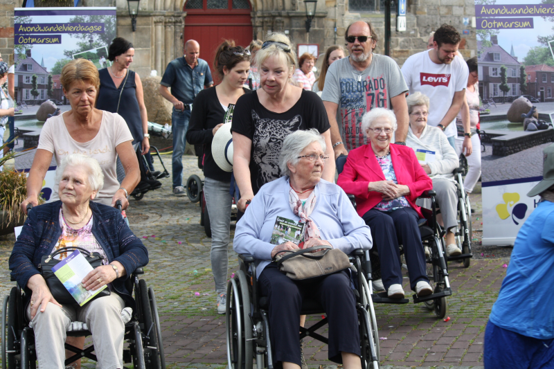 Bekijk detail van "De avondvierdaagse Ootmarsum is ook geschikt voor deelname van mensen in een rolstoel."