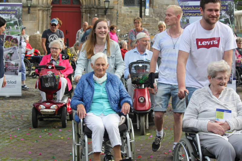 Bekijk detail van "De avondvierdaagse Ootmarsum is ook geschikt voor deelname van mensen in een rolstoel en scootmobiels."