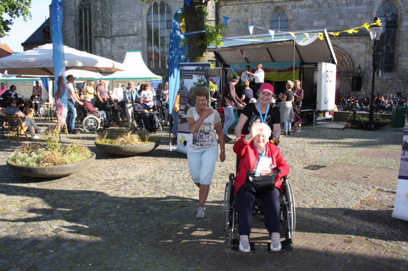 Bekijk detail van "De avondvierdaagse Ootmarsum is ook geschikt voor mensen in een rolstoel."