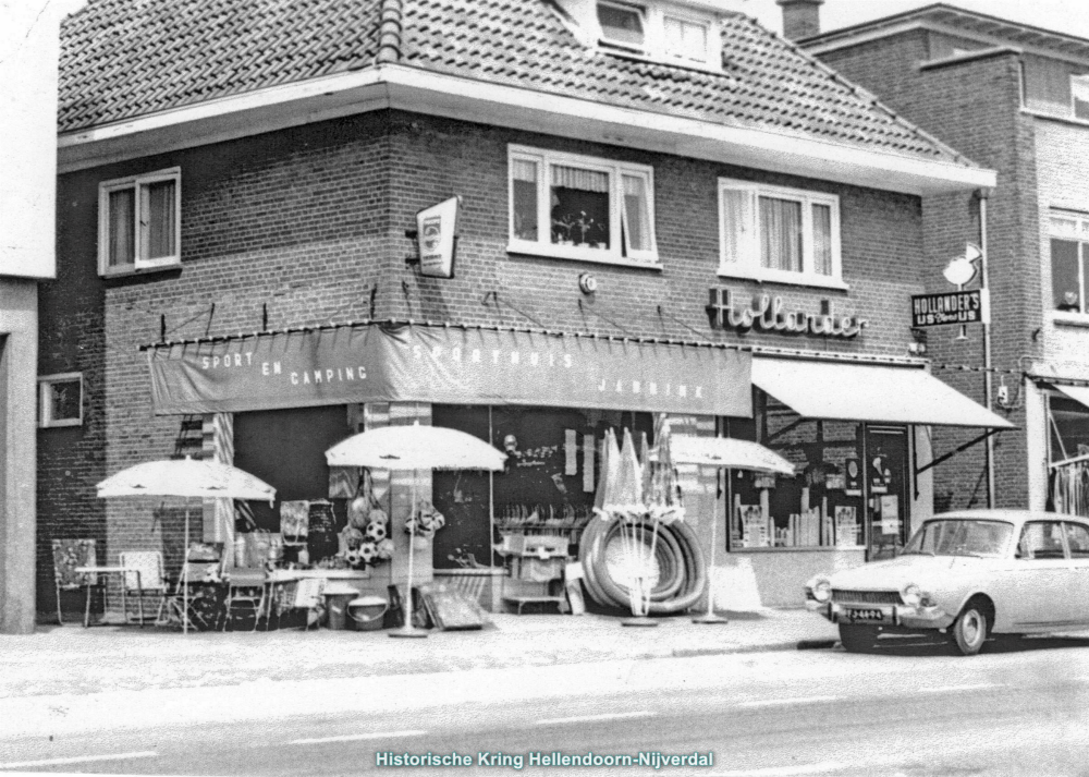 Bekijk detail van "Links was oorspronkelijk Jannink Fietsenhandel en later sport- en vrijetijdsartikelen."