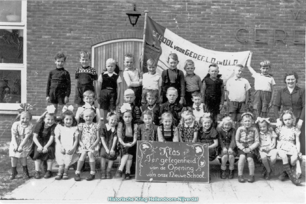 Bekijk detail van "Gereformeerde lagere school 1b 1950"