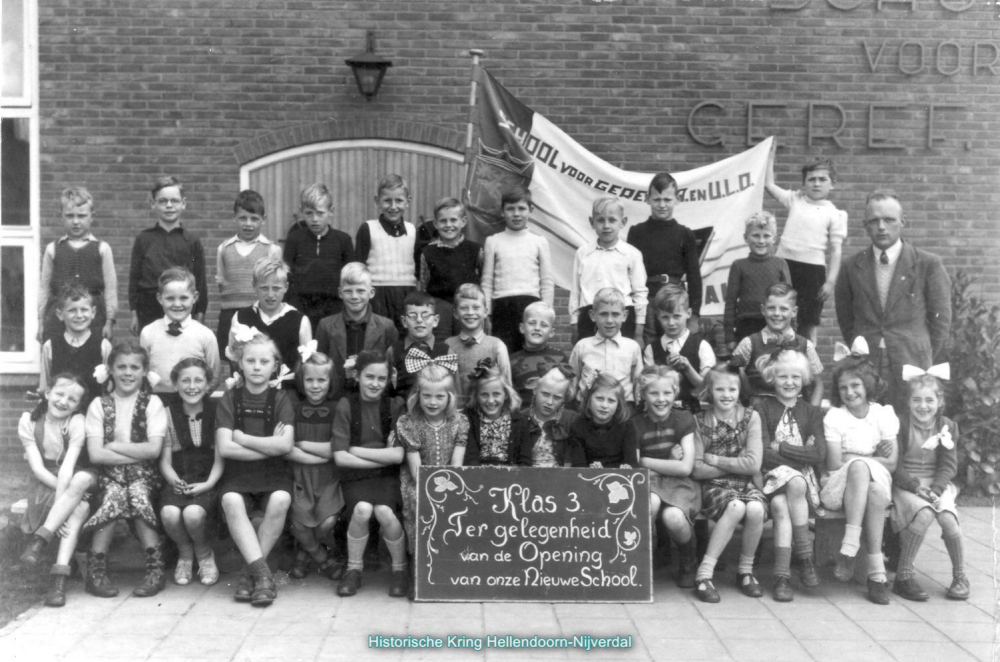 Bekijk detail van "Gereformeerde lagere school 3 1950"