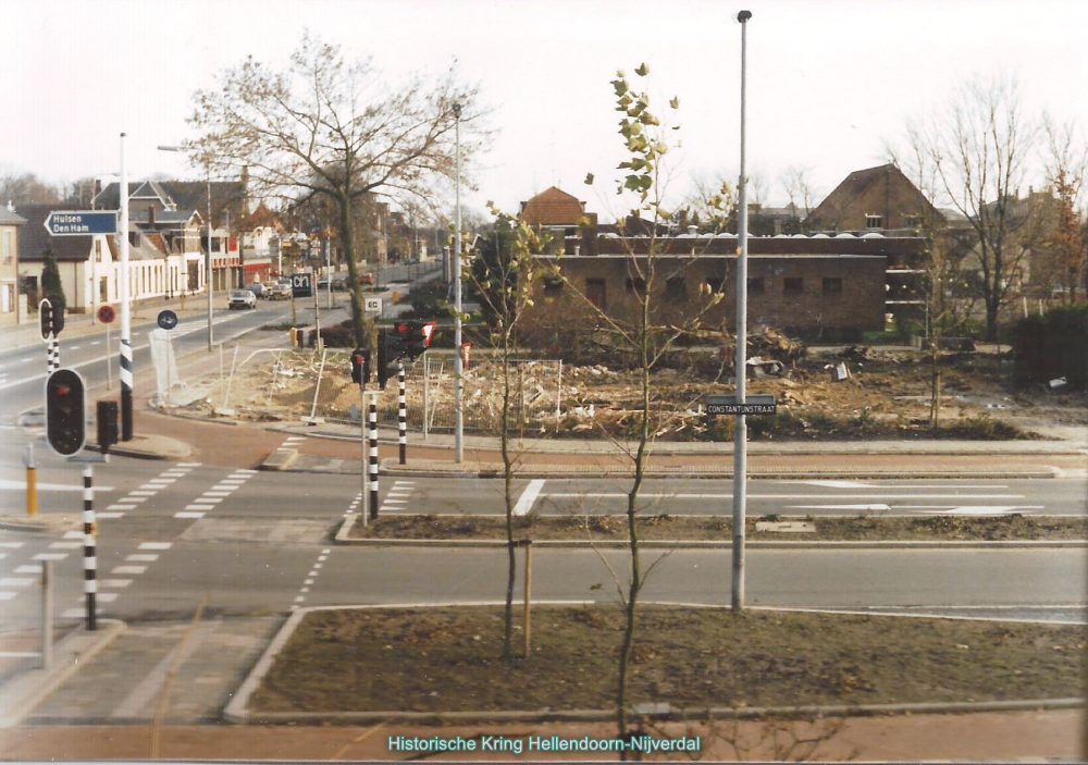 Bekijk detail van "Zijaanzicht van de bibliotheek na de sloop van het pand van Antiekhandel J. Hoogers in 1985"