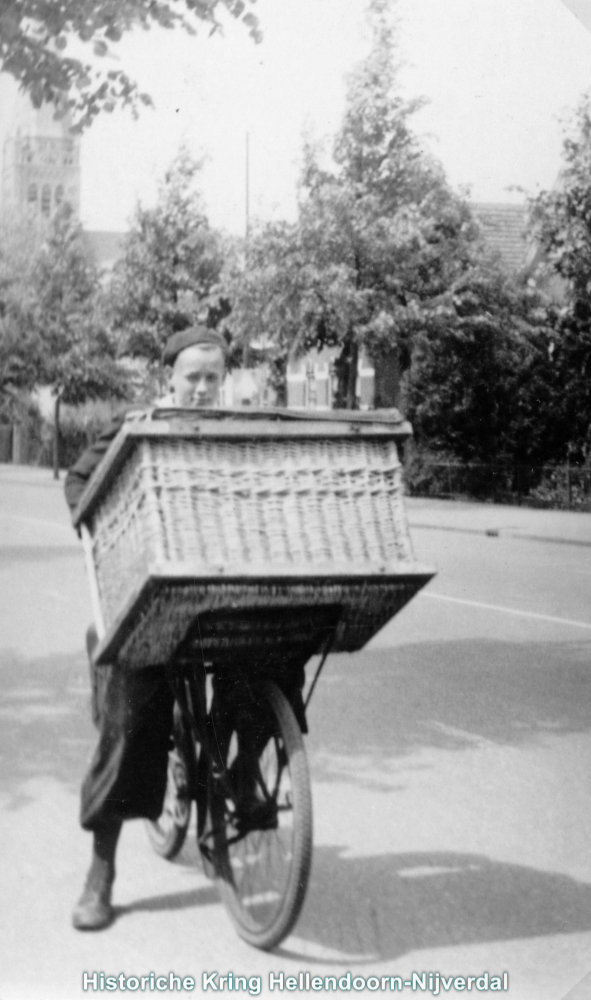 Bekijk detail van "Frits Calkhoven op een bakkersfiets"