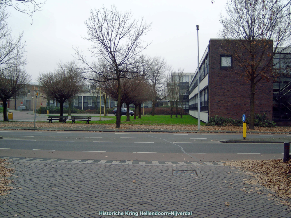 Bekijk detail van "Gemeentehuis vanaf de <span class="highlight">Constantijnstraat</span>"