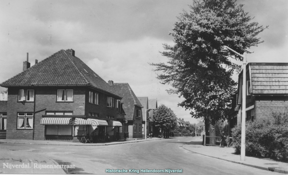 Bekijk detail van "De manufacturenzaak van J.H. Konijnenbelt. W.zn. Rijssensestraat"