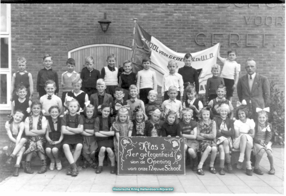 Bekijk detail van "Gereformeerde Hendrik Wormserschool  te Nijverdal,klas 3. 1950"