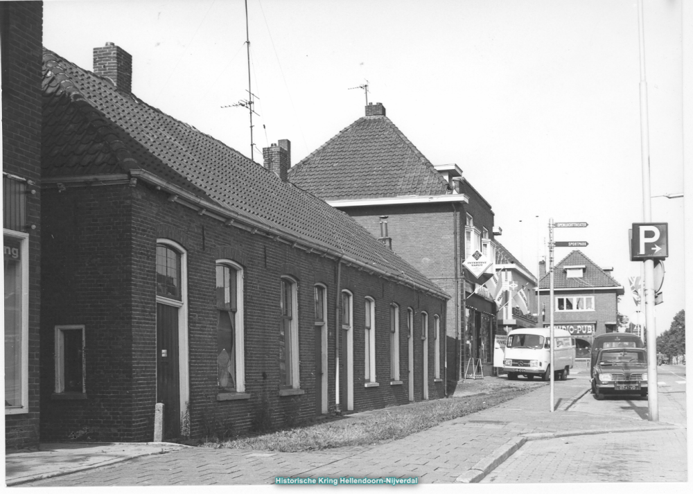 Bekijk detail van "Lage huisjes aan de Grotestraat tegenover de Meijboomstraat."