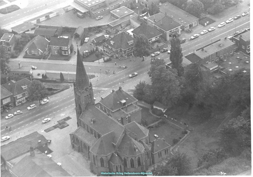 Bekijk detail van "Luchtfoto van de Rooms-Katholieke kerk van de parochie van Sint Antonius van Padua, met bijgebouwen, te <span class="highlight">Nijverdal</span>."