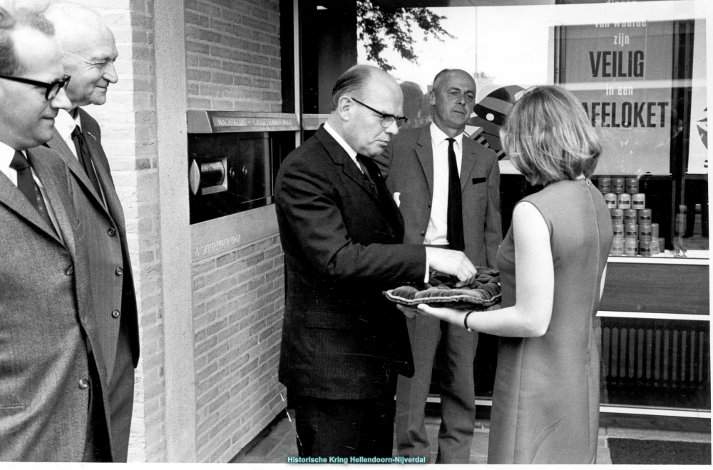 Bekijk detail van "Opening bankgebouw van de Coöp Raiffeisenbank Hellendoorn-Nijverdal ."