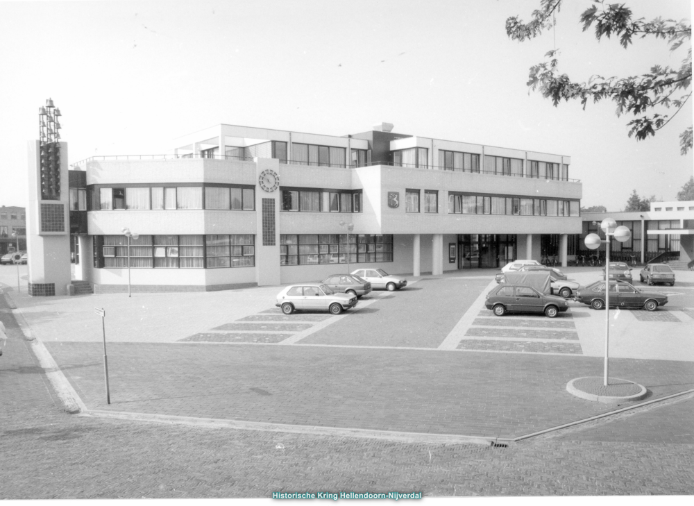 Bekijk detail van "Het raadhuis van de Gemeente Hellendoorn met het Raadhuisplein."