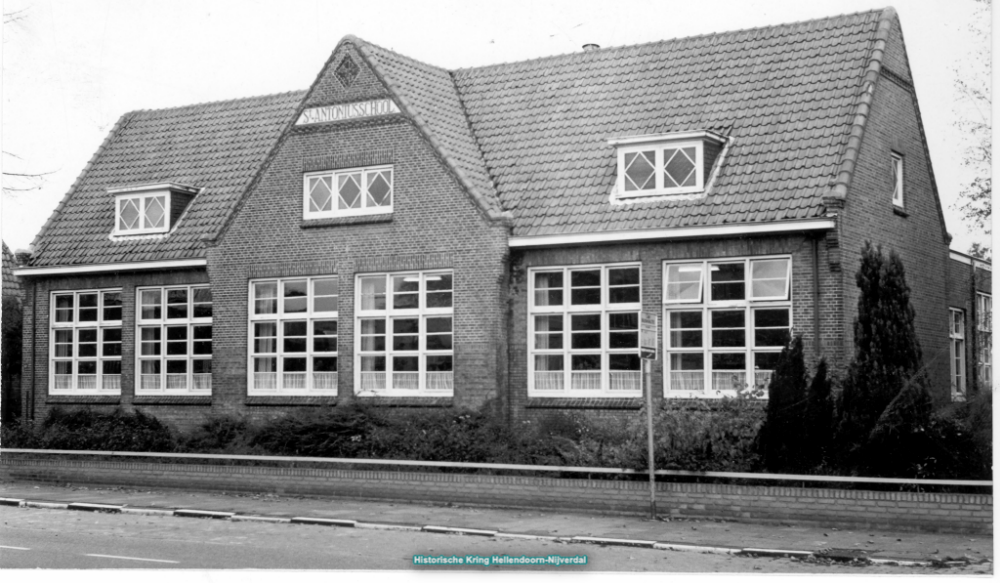 Bekijk detail van "R.K.-school -St. Antonius- voor lager onderwijs aan de Grotestraat in Nijverdal."