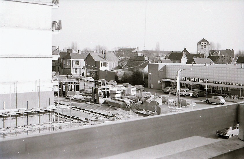 Bekijk detail van "HV40529:  Helfrichstraat met links nieuwbouw Spinde en rechts De Boer supermarkt."